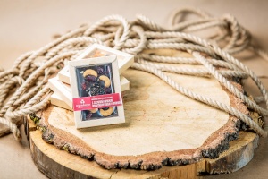 Фото Горький с сосновой шишкой, пикантным кешью и вяленой клюквой, 40 гр