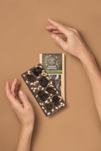 Фото Темный шоколад с сосновой шишкой и кедровым орехом 90 грамм