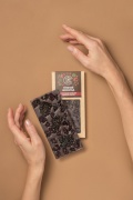 Темный шоколад с сосновой шишкой и вяленой клюквой 90 грамм - интернет-магазин чая «Царь чай»