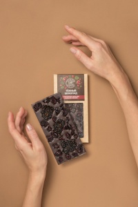 Фото Темный шоколад с сосновой шишкой и вяленой клюквой 90 грамм
