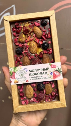 Фото Молочный шоколад с миндалем и лесными ягодами, 75 гр